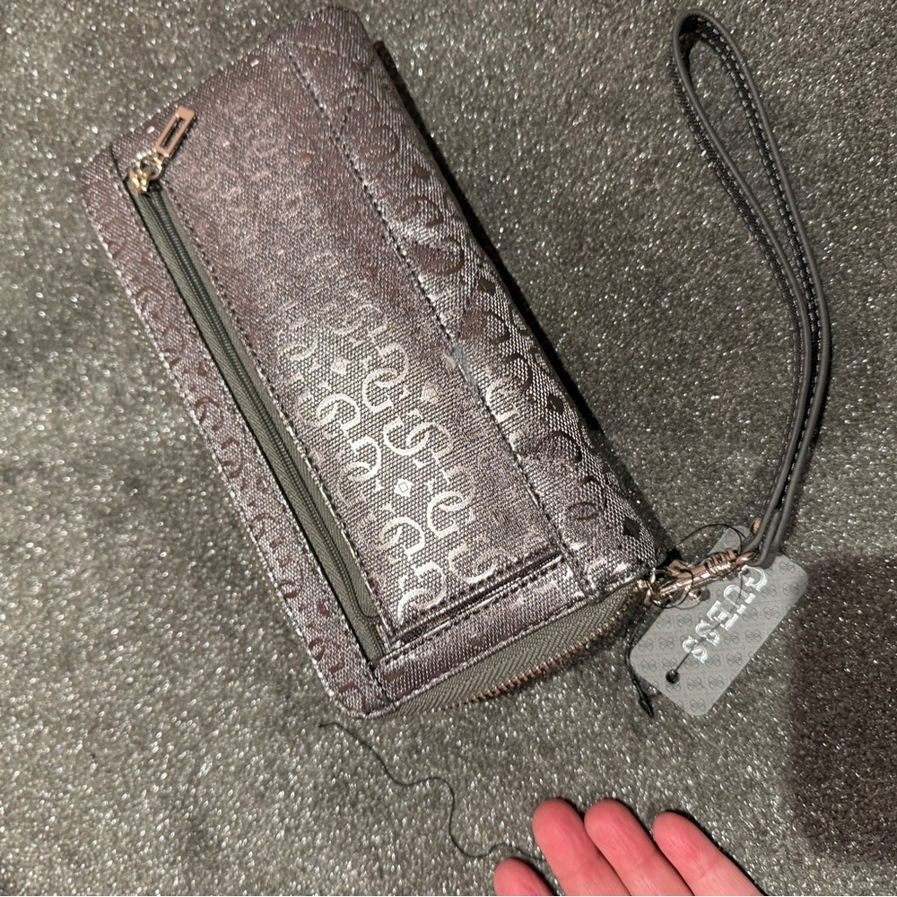 Guess NWT wallet/wristlet purse - Picture 2 of 3